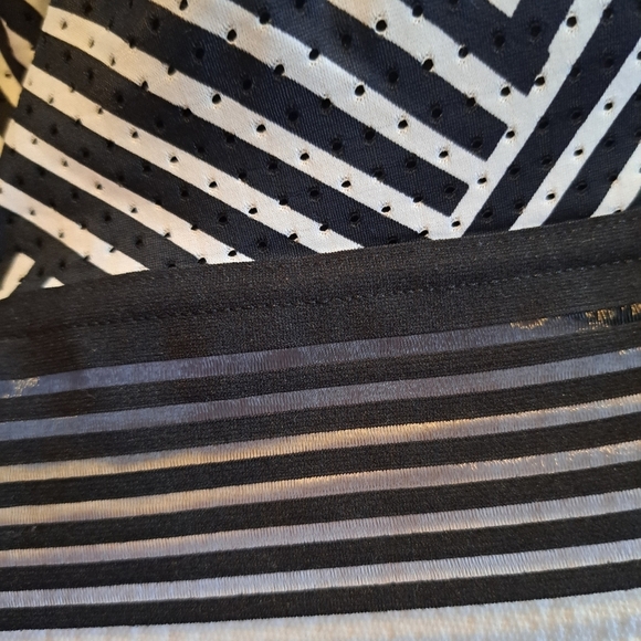 Victoria Sport women's 36C black and white sports bra adjustable straps pullover - Picture 2 of 7